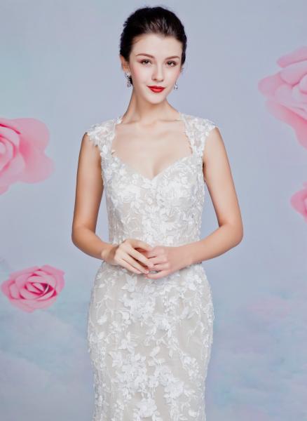 Trompetenkleid aus glitzerndem Tüll mit Illusion-Sabrina-Ausschnitt Ivory I Ivory/Nudé